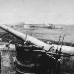 图为谢家所炮台上的清军巨炮群。