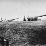 被日军占领的清军杨峰岭炮台和被日军缴获的清军重炮。