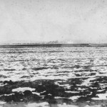 1月30日，杨家滩附近，清军战舰直接炮击了日步兵第五联队（冒黑烟者为镇远舰，后面可能是来远舰）。日军步兵第五联队遭到铁甲舰巨炮的沉重打击。