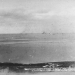 日军占领了清军的炮台后，正利用缴获的炮台重炮在和北洋舰队进行炮战。