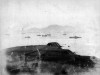 2月9日，黄岛西南海面，靖远舰（中）被日军利用缴获的清军重炮击中搁浅。