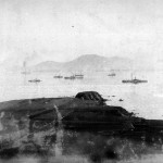 2月9日，黄岛西南海面，靖远舰（中）被日军利用缴获的清军重炮击中搁浅。