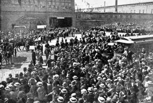 李鸿章一行抵达纽约港，图为当时欢迎的人群。