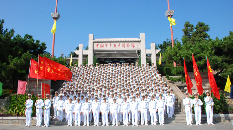 学员们在中国甲午战争博物馆门前合影