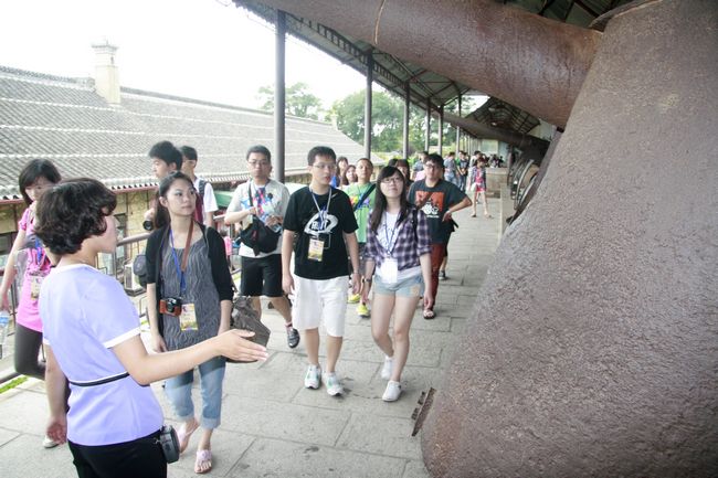 台湾大学生在甲午战争博物院内参观打捞文物展
