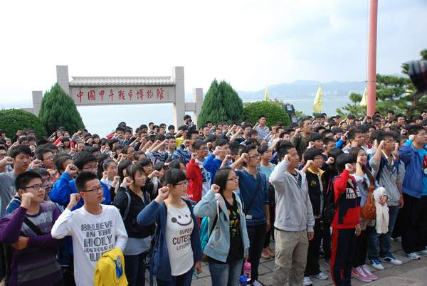 数千名大学新生接受爱国主义教育(摄影 刘巍峰)