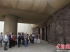 观看中国甲午战争博物馆陈列馆门口的浮雕
