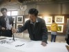 书法家在中国刻字艺术馆现场挥毫泼墨。（杨强 摄）