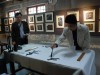 书法家在中国刻字艺术馆现场挥毫泼墨。