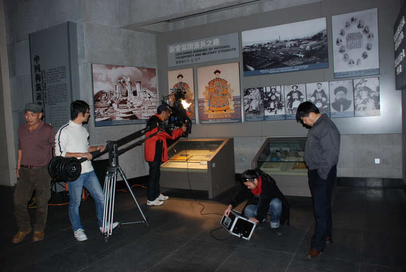 摄制组在甲午战争陈列馆取景拍摄