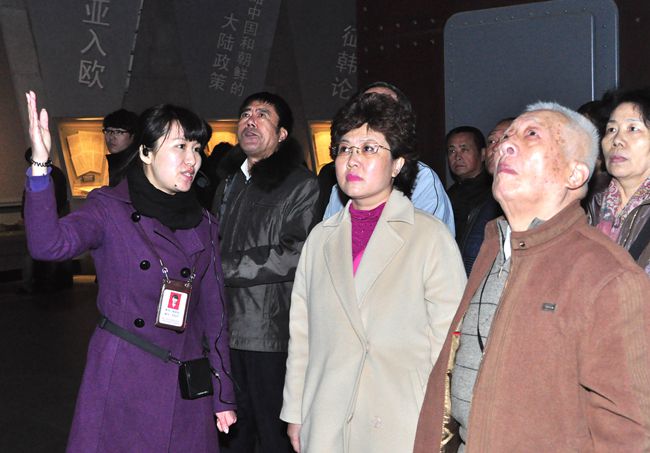 　　宋庆第五代孙宋大钧（右一）和第七代孙宋薇（右二）在甲午战争博物院陈列馆参观。
