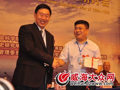 李培林副院长（左）代表中国社会科学院向中国甲午战争博物院赠送《甲午战争简史》