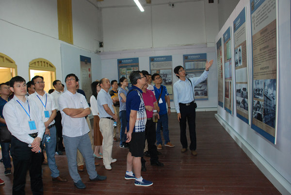 与会嘉宾正在观展 与会嘉宾正在观展