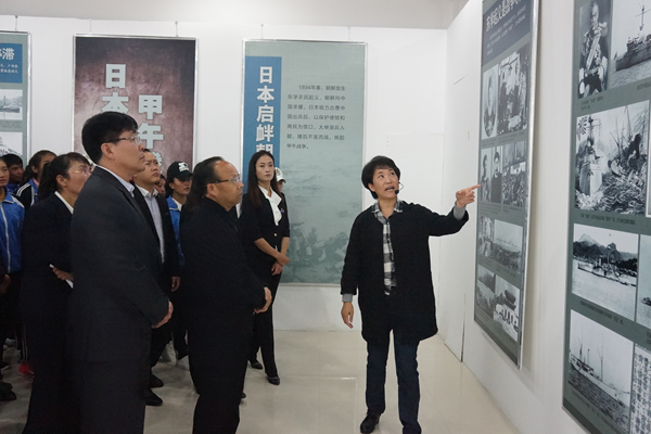 与会嘉宾观展,聆听讲解