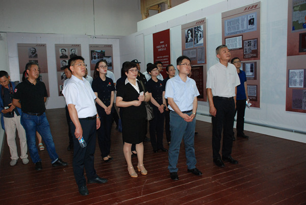 开幕仪式后，与会领导刘公岛驻岛军地干部职工100余人一起参观了展览。