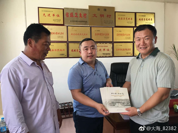 中国甲午战争博物院工作人员给村委赠送书籍
