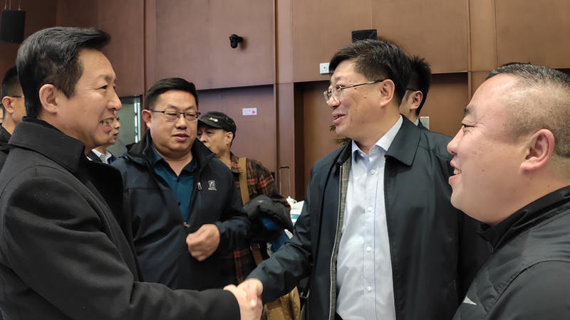 学术研讨会期间,我院党支部书记王建松与中国博物馆协会陈列艺术委员会主任、中国人民革命军事博物馆临时展览和文创产品开发办公室主任刘鹭现场交流